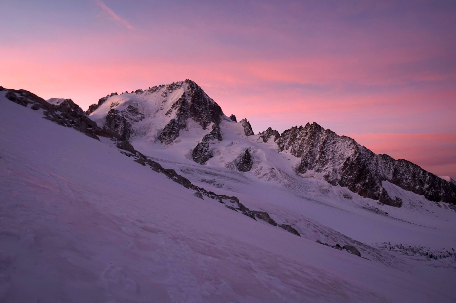 Aiguille du Chardonnet alpinisme guide de haute montagne Chamonix levé de soleil