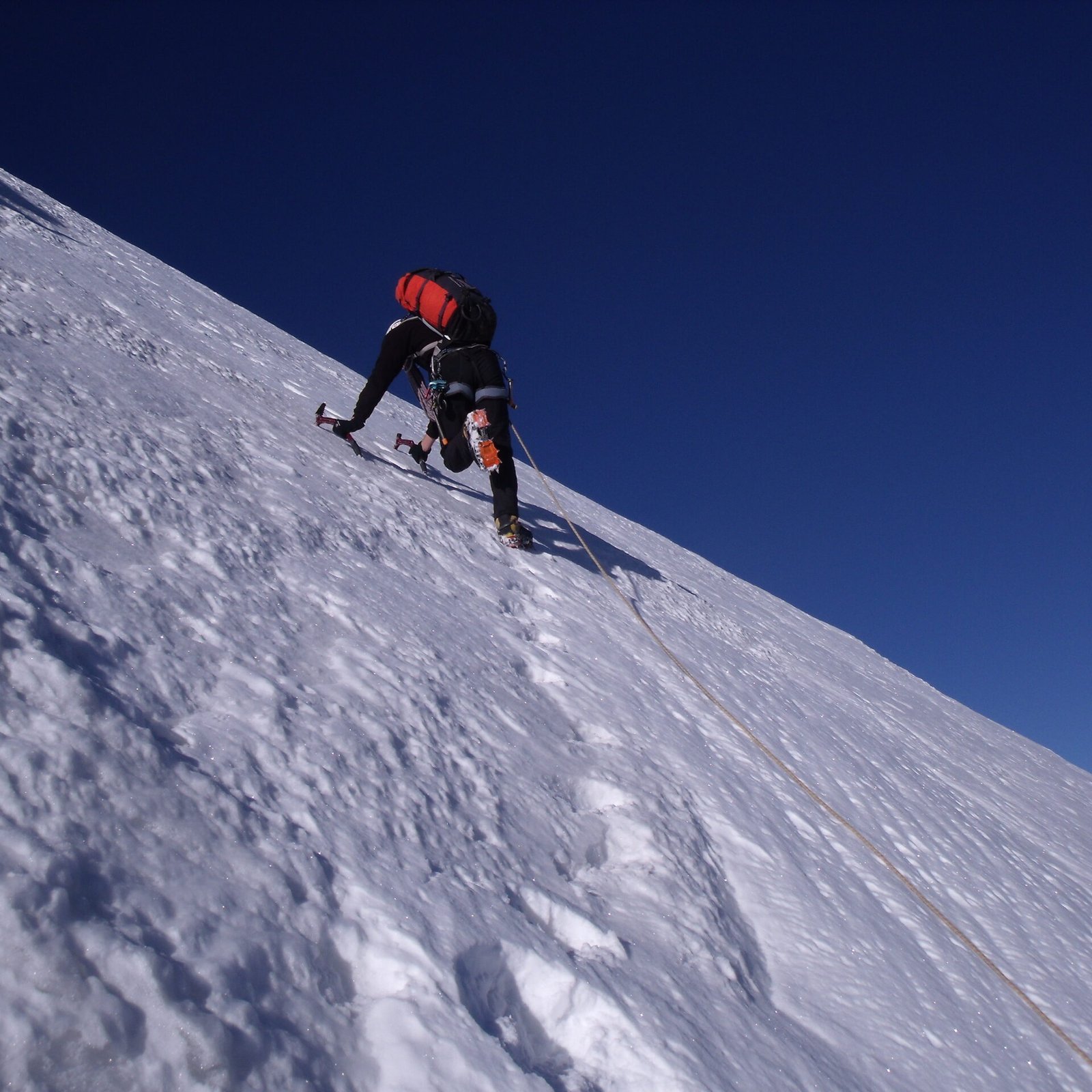 Sous le sommet de l'Aiguille Verte alpinisme guide de haute montagne Chamonix